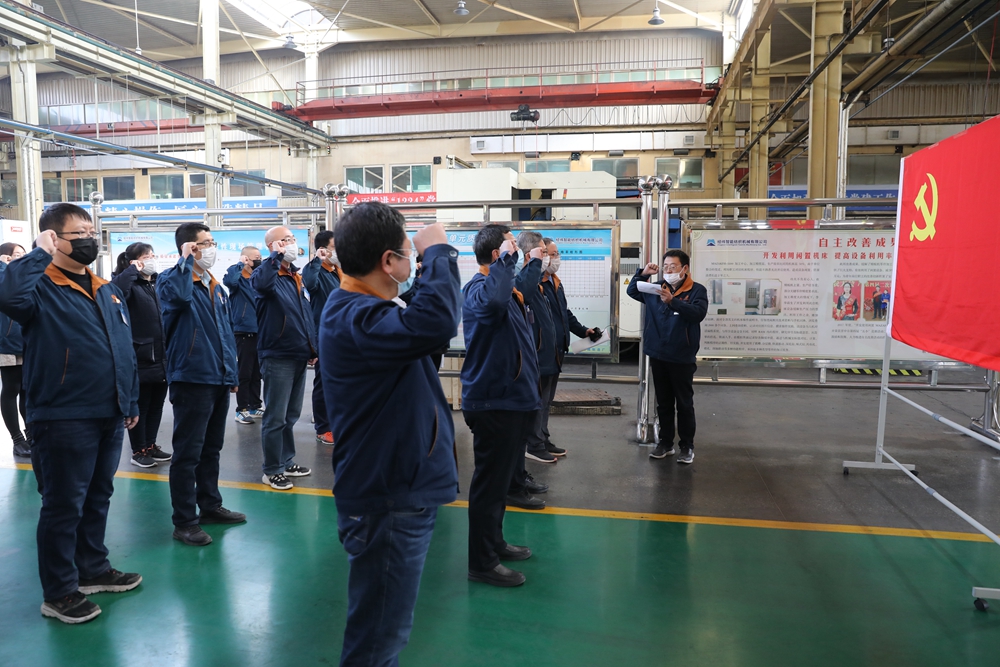 圖3： 2月21日，新成立的口罩機(jī)項(xiàng)目研發(fā)和生產(chǎn)兩個(gè)臨時(shí)黨支部在黨旗下誓師，勇于擔(dān)當(dāng)、不怕困難、全力以赴，堅(jiān)決完成攻堅(jiān)任務(wù)。1.jpg
