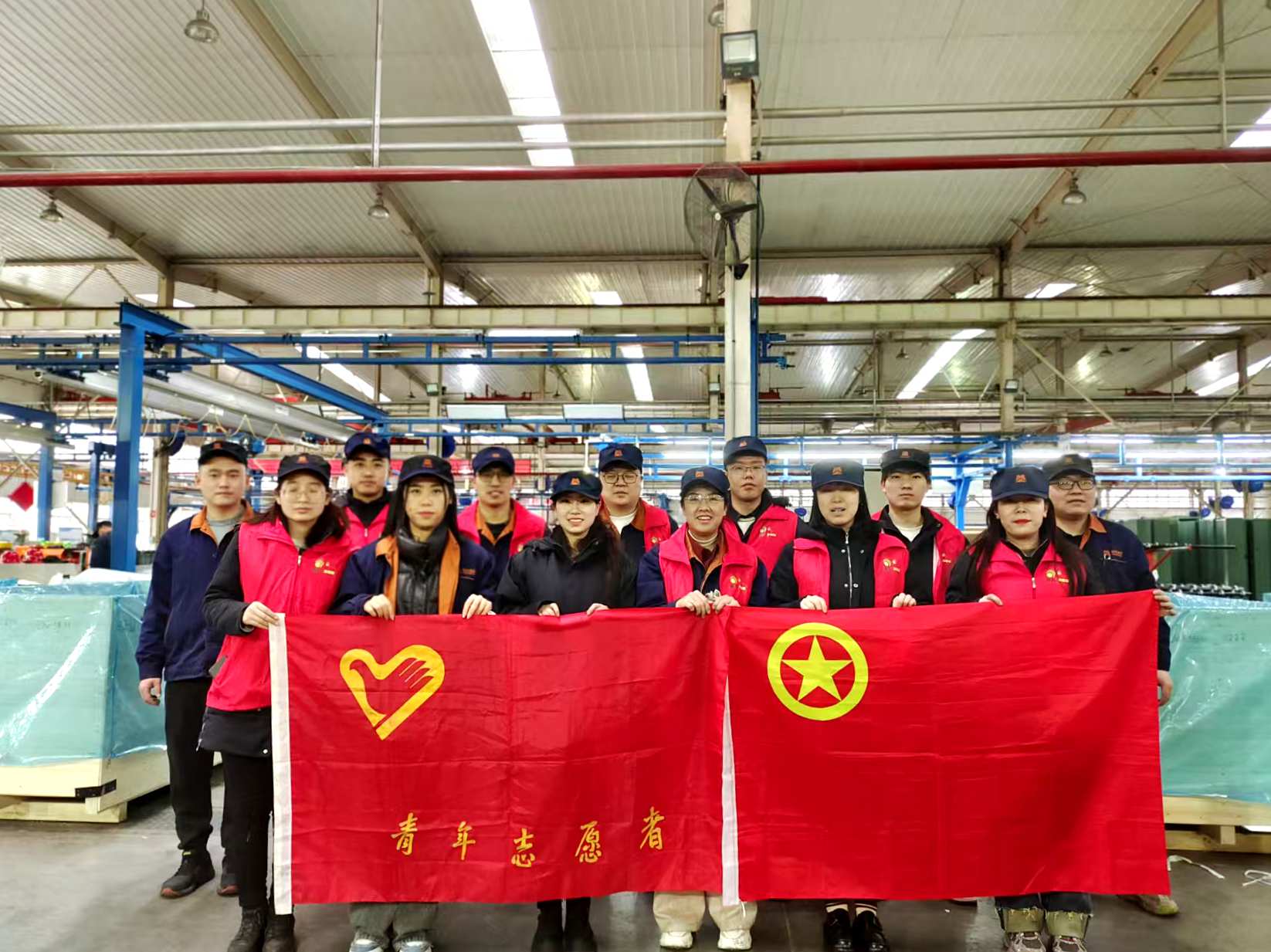 2  團(tuán)員青年在活動(dòng)地點(diǎn)之一棉機(jī)總裝廠現(xiàn)場(chǎng)開展雷鋒日活動(dòng)1.jpg